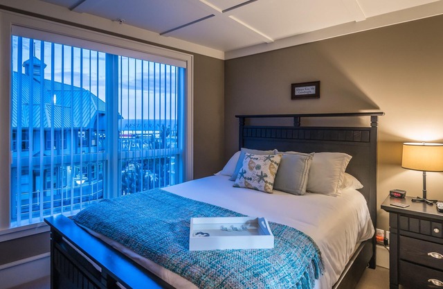 Nanaimo Harbourfront Townhome - Luxurious Downtown Waterfront 2 Bedroom Townhome