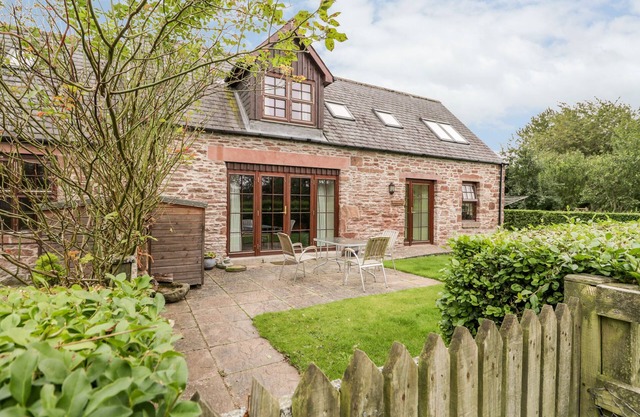 NANTUSI COTTAGE, pet friendly, with a garden in Kirriemuir