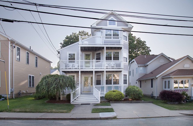Narragansett Pier, Steps to the Town Beach, Central Air