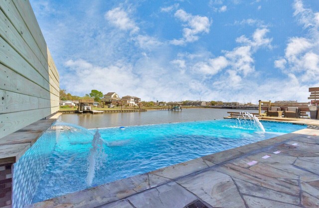 NASA-Waterfont-HeatedPool, KingBd, Jacuzzi, GmRm