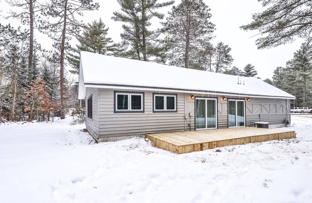 Nature retreat & cabin on snowmobile trails with firepit - dogs ok