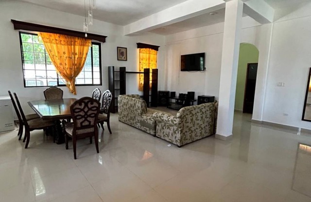 Nature view in a quiet urban neighborhood 1-bedroom house with WiFi and AC