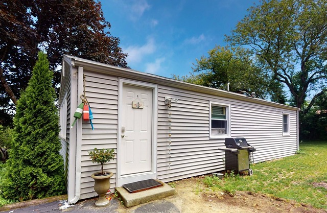 Nautical beachside home with yard, fast WiFi, W/D, walk to White Horse Beach