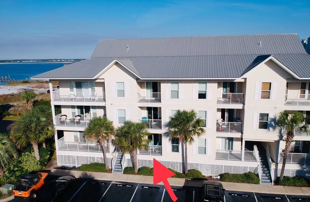NAVARRE BEACH Condo! FIRST FLOOR Clean, cozy & beachy! Sleeps 4, full Kitchen