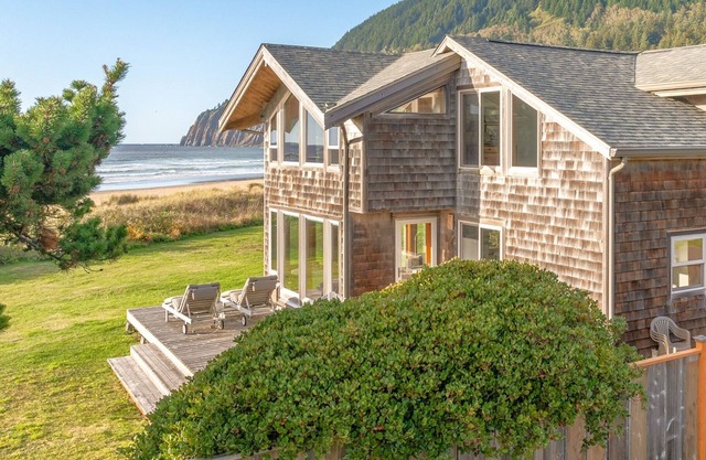 Neah-kah-nie Treasure-Gorgeous ocean front home. Perfect couples retreat