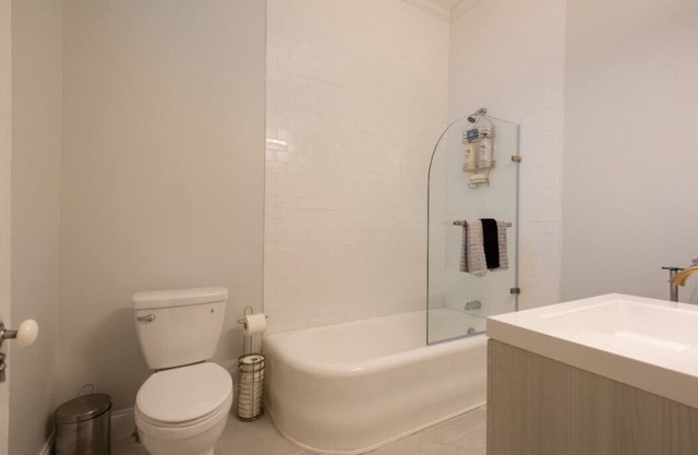 NEAR ALL ✪Perfect 5 Star Long Stay✪PARKING available - Executive RENTAL