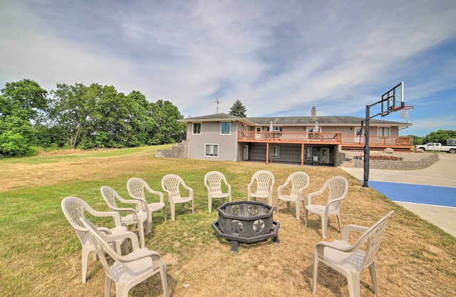 Near Boat Launch: Pet-Friendly Grass Lake Getaway