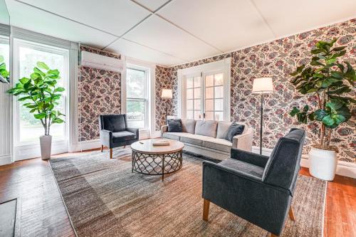 Near Lake and Wineries Spacious Union Springs Home!