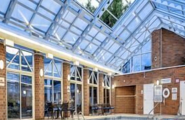 Near Notre Dame, 3 Spacious Studios, Golf, Kitchenette, Pool