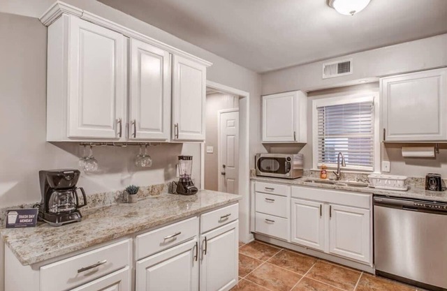 Near Parks, Zoo, & Downtown! Colonial Acres Abode