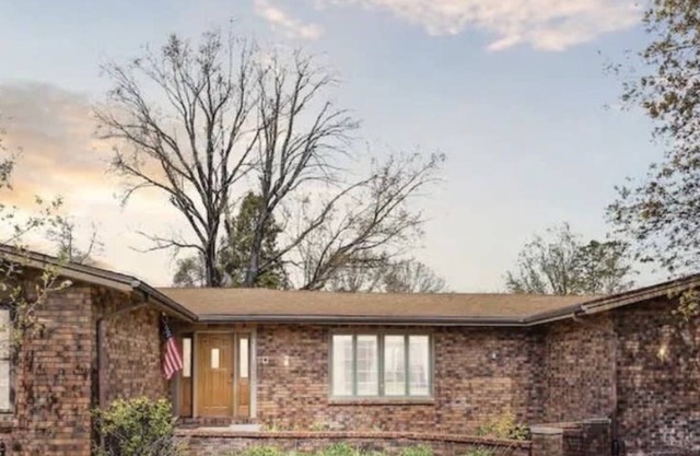 Near Shopping & Dining- The South Bend Bungalow