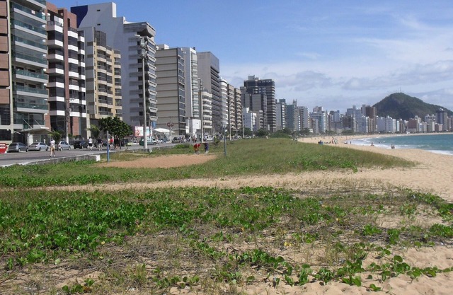 Near the beach, 3qts. airy and comfortable. Easy access. Close to everything.