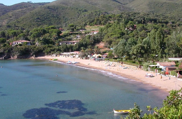 Near the bellisima Straccoligno beach cared apartment.