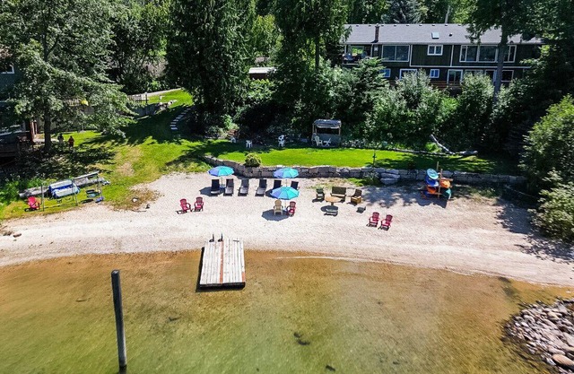 Nelson, What a view, 3 Queens, 2 Singles full kitchen, Beach front, Mountain Views