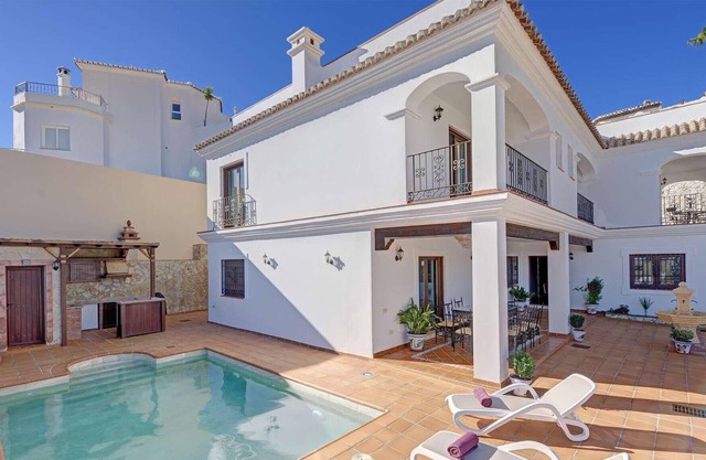 Nestled in a hillside in the upscale urbanization of Punta Lara, just on the outskirts of Nerja, thi
