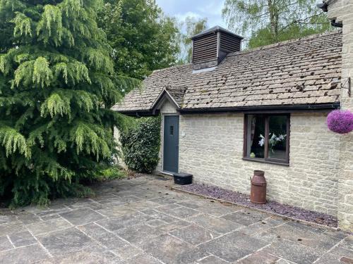 Nethercote Cottage, Kingsize bed, Seven Springs Cottages