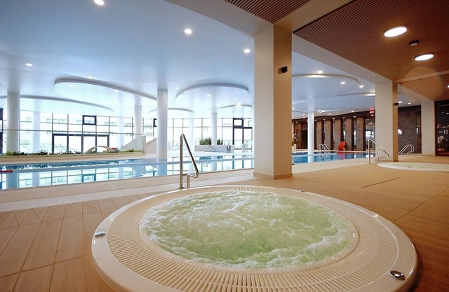 Neues Apartment mit Balkon, Schwimmbad, Sauna, Fitness, 300 m vom Strand