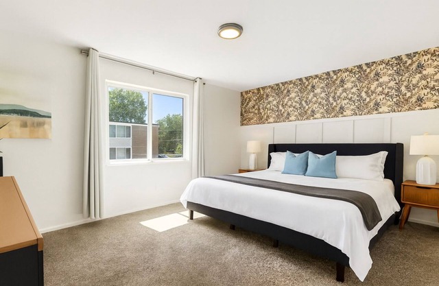 New! 1BR Corner Flat | King Bd | Central Royal Oak