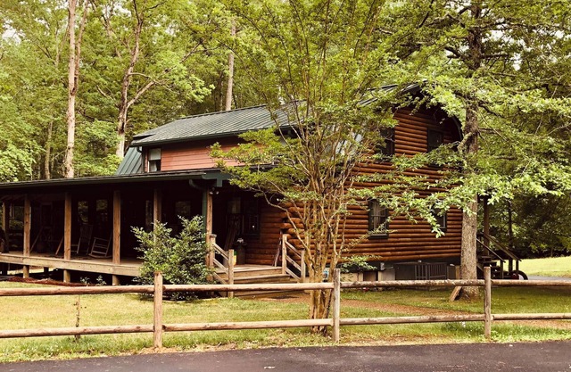 NEW 3-bedroom log cabin in historic triangle of Yorktown/Williamsburg/Jamestown