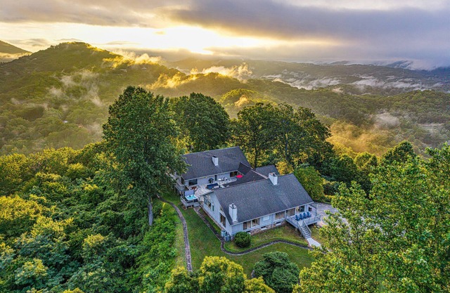 *New 360° Views | Movie Theater | Hot Tub | Luxury