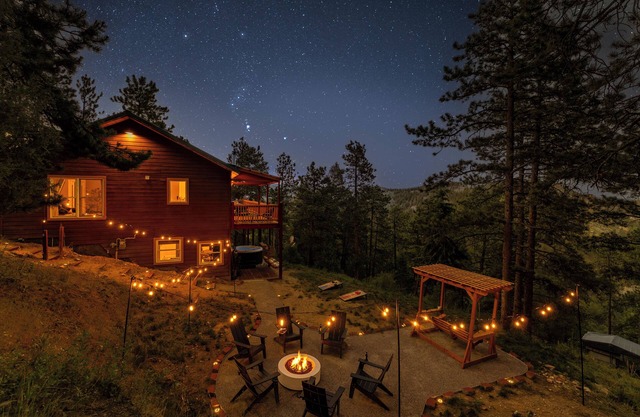 New 4BR Luxe Getaway Stunning Views/Hot Tub/Home Theater & Games- Pet Friendly