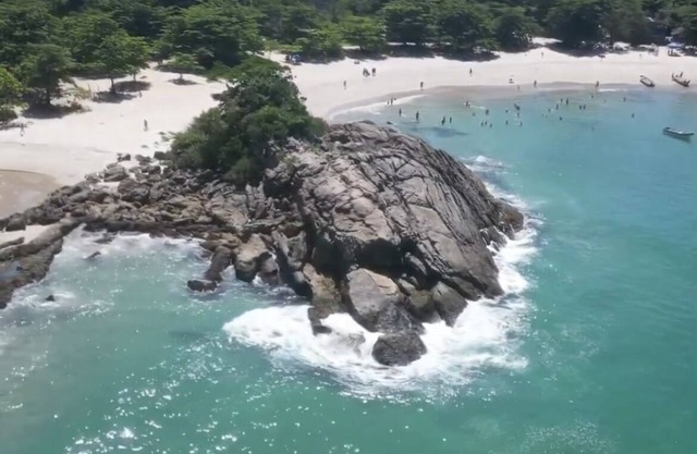 New and complete. 30 meters from the beach. Swimming pool. Garage