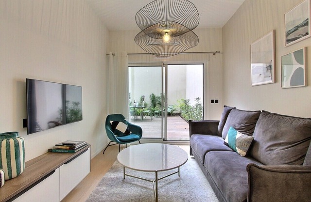 New Apt - Eiffel Tower - 1 BR with patio and AC