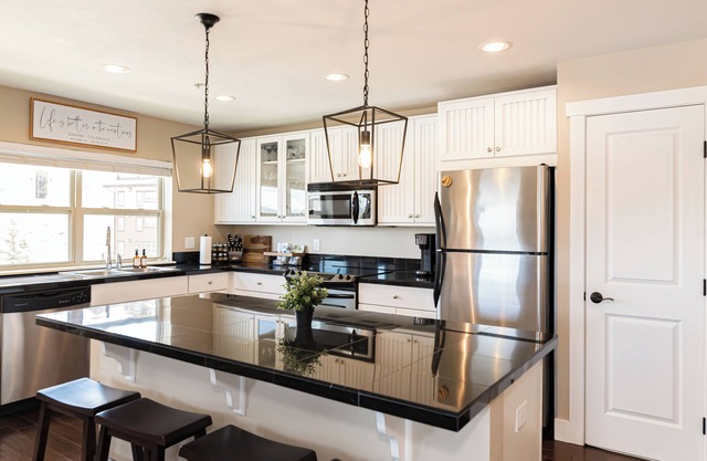 New! Base Camp Chalet, Oversized 2Bdr 2Ba ski-in ski-out