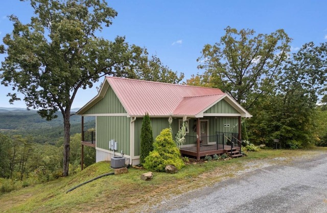 New cabin with incredible mountain views