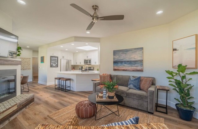 NEW Charming Beach Style 2BR Half Block to OB Pier