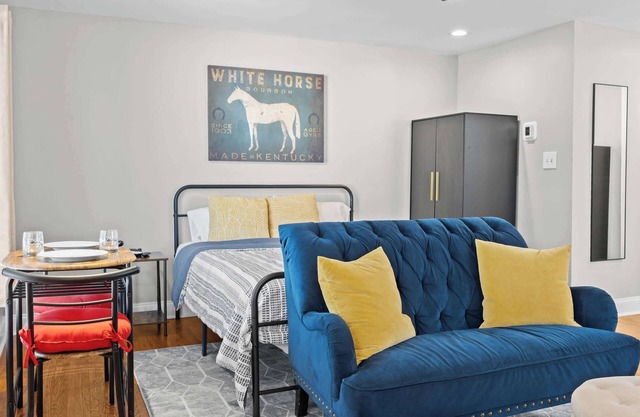 NEW Charming Studio Stay in Vibrant Highlands Area
