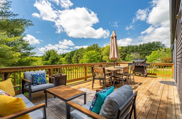 NEW: Chic Home w/Fireplace & Beautiful Sunsets