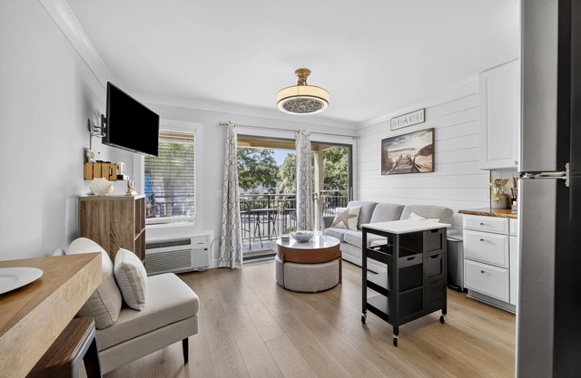 NEW Coligny/Forest Beach Condo! Sleeps 6!