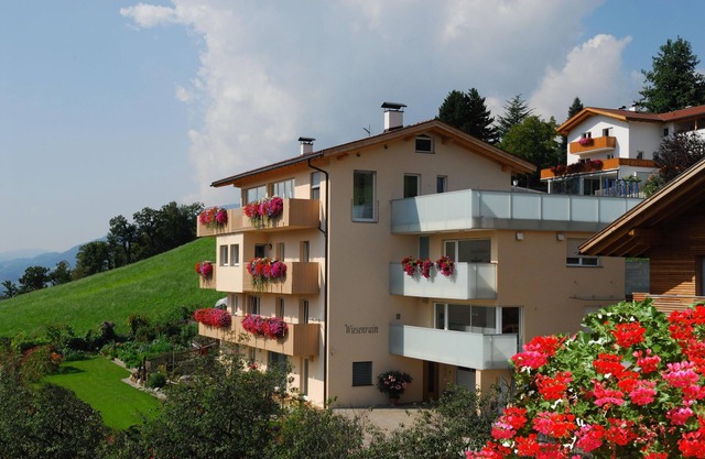 New, comfortable apartment near the village, right on Kastanienweg