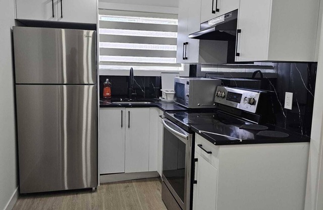 NEW Cozy 1BR Suite Near Transit, Shops & Parks