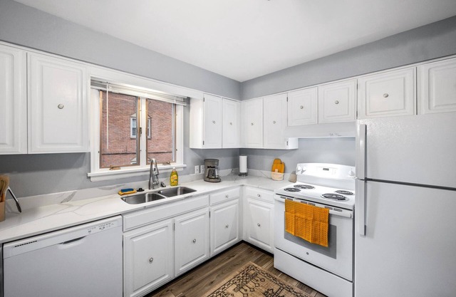 NEW! Cozy Boho 2BR W/King 7 Miles from Downtown