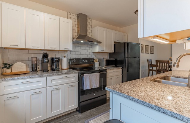 *NEW* Cozy Fenton Condo near DT