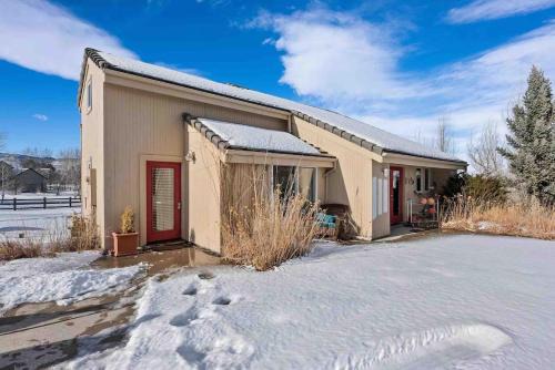 New! Cozy north Boulder guesthouse!