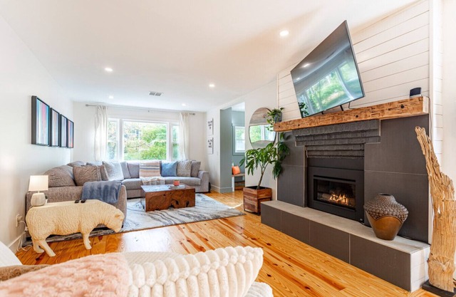 NEW: Cozy One Level w/Hot Tub in Kerhonkson