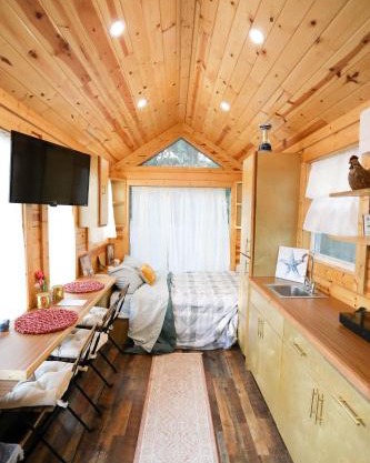New Custom Tiny Home Retreat with Bunnies, Chickens and Goat