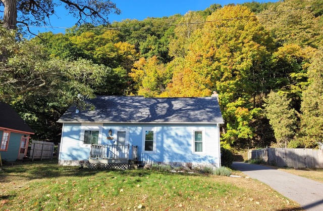 New! Elberta Cottage - Very Cute Dog-Friendly Bungalow in Great Location!