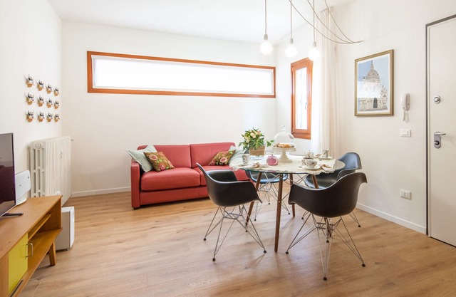 New, Elegant, with a splash of Glam! Free parking