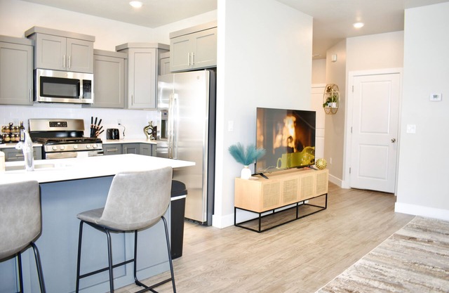 NEW Golden Glow Haven near Zions, Brian & Bryce