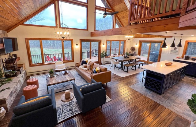 NEW - Gorgeous Modern Lodge w/Mt View - 5 Min to Skiing