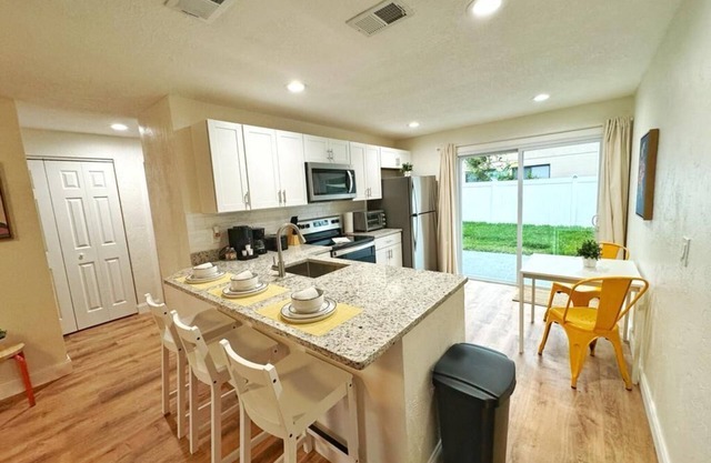 NEW Gorgeous Sunshine-Up 6 Guests-Private Backyard