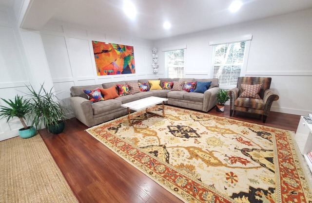 NEW! GREENWICH PICASSO HOUSE/5 BDRS, CLOSE TO BEACH, TRAIN, NYC