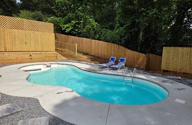 *New Heated Pool & Spa!*Minutes from Downtown!Upper Westide!