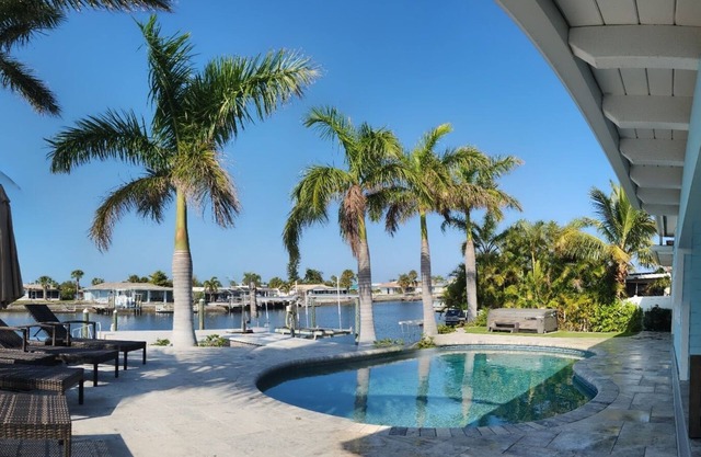 NEW High End Keys Style - 2BR/2BA resort - Huge Dock, Pool, Spa, Kayak+ More