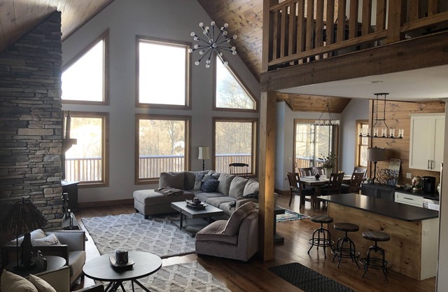 "New Home" Idyllic Mt Views ,Pond & Horse farm views 2 min to Town