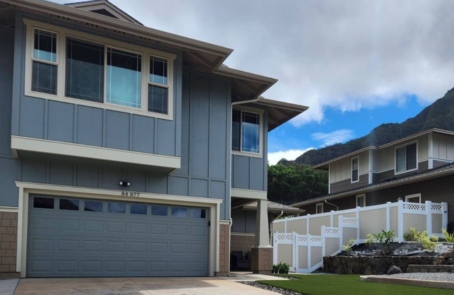 NEW HOME in Private Community with Ocean/Mountain Views. 5 Min. Drive to Beach